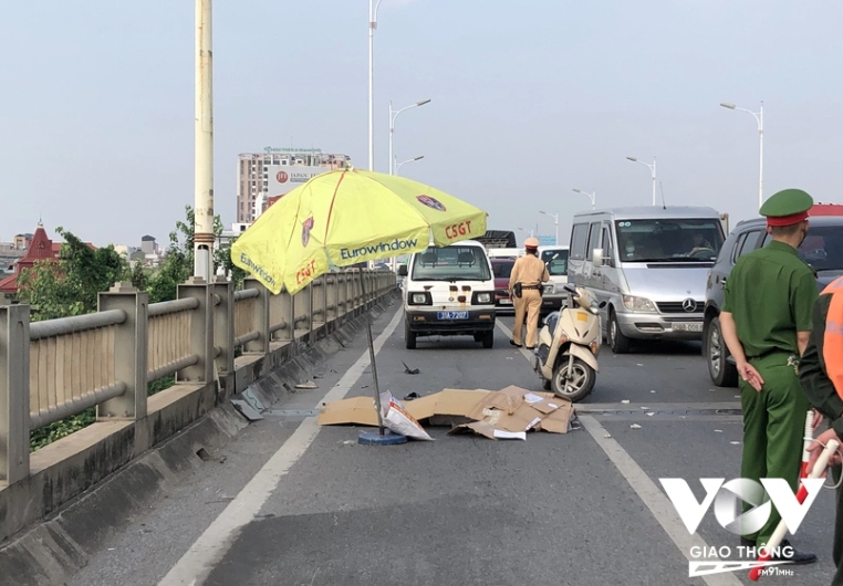 Đâm vào thành cầu Vĩnh Tuy, nam thanh niên tử vong tại chỗ